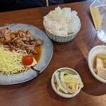 家庭料理居酒屋 よってって - チビが頼んだ、日替り定食(豚肉の油淋鶏)　(税込500円)