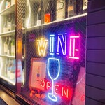 イタリアン&ワイン食堂 ViVi - 店頭ショーケースのネオンが目印