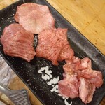 Tachigui Yakiniku Jiroumaru - タン四種盛り