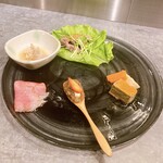 Nose to Tail - 八寸風の盛り合わせ-ネックとサンチュのバンバンジードレッシング・ニンジンとタケノコのピクルス・レバーペーストのプリン・自家製肉味噌のイチゴ添え・トモサンカクの刺し・白もつ煮込み-