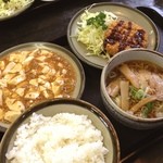 門屋敷 - 本日のランチ。麻婆豆腐、メンチカツ、ミニラーメン、サラダ、漬け物…。ご飯は普通に大盛り。 これで630円は驚き‼ 愛知県豊田