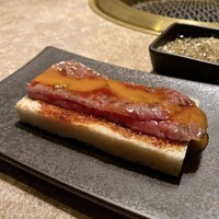 焼肉 銀座コバウ 特別室 - パンに乗せた炙りユッケ