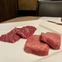 焼肉 銀座コバウ 特別室 - 厚切り上タン塩(手前)と、ハラミ(奥)