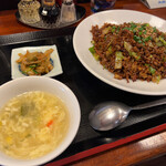 麺飯坊　無双 - 黒の牛肉レタス炒飯(中華スープ付き)