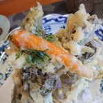 仲佐 - 季節の天ぷら盛合せ   グリーンアスパラ、タラの芽、フキどれも美味しかったです