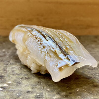 鮨 一條 - サヨリ
                肉厚ですっきりとした味わい、独特なほろ苦さが後味に残るのがサヨリらしくて良いです♪
