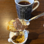 Sweets RenVerSer - チョコプリン。生クリーム、チョコクリーム、プリン、カラメルの4層構造。イチゴが隠れる