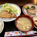 Kazoku tei - 日替わり定食800円（税込）　生姜焼き、ほっけ、小鉢、冷奴。全部熱々のできたて。ほっとする味☺︎