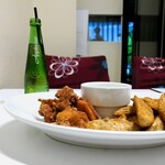 Kafe Boro-Nya - カレー風味の鳥唐揚げ ポテトフライ添え