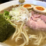麺や 真登 - 濃厚醤油ラーメン　大盛り　半熟煮卵トッピング