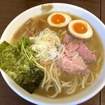 麺や 真登 - 濃厚醤油ラーメン　大盛り　半熟煮卵トッピング