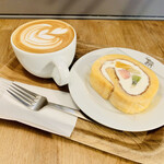 ショウゾウ シラカワ 水辺のコーヒー - カフェラテとロールケーキ