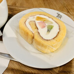 ショウゾウ シラカワ 水辺のコーヒー - ロールケーキ