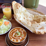 MYAGDI RESTAURANT - ランチセット 日替りカレー 790円 ナンおかわり自由、サラダ、ドリンクバー付き