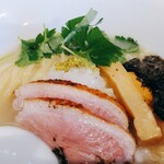 きりん食堂 - 大根おろしの上に山椒　三葉　鴨　メンマ　岩のり　味玉