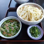 うどん房わらく - こってりもつ汁うどん700円