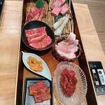 Yakiniku Toraji - お肉は一気に盛られてやってくる(写真は2人前)