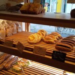 ROJIURA BAKERY - 黒ごまあんコッペ、何ですかその贅沢盛りは