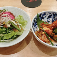 焼肉トラジ 名古屋セントラルタワーズ店 - 前菜　サラダとキムチ
