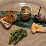 和食と酒 はれとけ - 左から時計回りに太刀魚のバッケ味噌焼き、浜防風と北寄貝の和え物、エゾバイ貝の煮物、生あん肝蒸し、シドケととんぶり和え