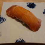 和食と酒 はれとけ - 桜鱒の漬けの握り。旨すぎて悶絶。