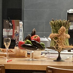 TAVERN 3jo - カウンターには本日の野菜をディスプレイ