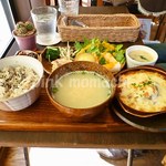 カフェダイニングシフォン - 身体喜ぶ贅沢プレートランチ（ドリンク＆デザート付）
            
            