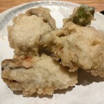 山形蕎麦と串揚げのお店 焔蔵 - 牡蠣の天ぷらは、デカイのが２つと小さいのが一つ