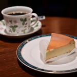 Cafe Amati - 【ケーキセット@税込1,000円】濃厚ベイクドチーズケーキ＋ブレンド：単品オーダーだと合計1,100円ですが、100円お得に。