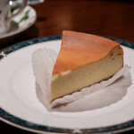 カフェ　アマティ - 【ケーキセット@税込1,000円】濃厚ベイクドチーズケーキ＋ブレンド：単品オーダーだと合計1,100円ですが、100円お得に。