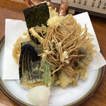 Hatsuhana - 天ぷら盛り合わせ  1,200円
                        これをつまみに一杯やるのも素敵かなと…
                        海老天、とても美味しくって頼む価値アリです