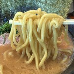 横浜家系ラーメン 三郷家 - 大橋製麺多摩の中太麺。