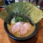 横浜家系ラーメン 三郷家 - ラーメン700円麺硬め味濃いめ。海苔増し100円。