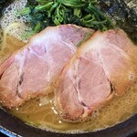 横浜家系ラーメン 三郷家 - チャーシューはスモークで2枚。