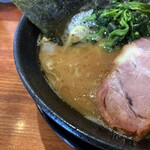 横浜家系ラーメン 三郷家 - 濃いめでもバランスのいいスープ。