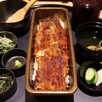 うなぎ四代目菊川 ヒルトンプラザウエスト大阪店 - 一本ひつまぶし(5,540円)
                    一本ひつまぶし
                    小鉢･肝吸･漬物･薬味