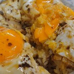 金龍別館 - 焼豚玉子飯 断面