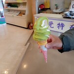 赤城山観光総合案内所 新坂平売店 - 抹茶ソフト350円