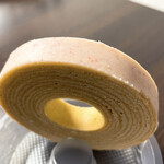 カールユーハイム 丸井今井札幌本店 - 【2022年04月】バームクーヘン シャイベン（さくら）、サイドにはグレーズがかかっている感じ。