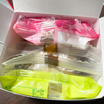 カールユーハイム - 【2022年04月】子供から貰った、中はこんな感じで結構入っている。