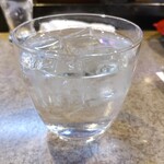 歩 - 黒糖焼酎（ロック）。