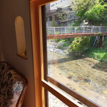 蕎麦 ろあん 湯村 - 店舗裏の春来川を見下ろす。