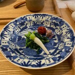 蕎麦 ろあん 湯村 - 蕎麦湯と一緒に提供される漬物3種　藤色は藤の花の漬物、蕎麦湯で割って頂きました。