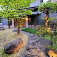 丸新 - 玄関へのアプローチ