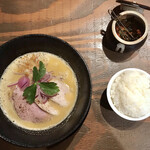 麺屋 穂 - 鶏白湯と無料白ご飯とニラキムチ