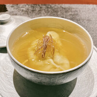 Ji-Cube - 具沢山の蒸しスープ餃子
                      餃子は大きなものが一つドーンと！
                      海老・蟹・鶏肉をベースにした具材が本当にたっぷりです。
                      黄金色のスープは清湯（チンタン）スープ、干し貝柱や鶏の旨味が染みますね〜！