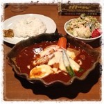 カレー オハナ - チキンのスープカレーにチーズをトッピングしました〜。
            
            健康を考えサラダも付けました(=ﾟωﾟ)ﾉ