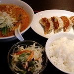 アジアン食堂 - ランチメニュー　担担麺と餃子セット