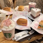 スターバックス・コーヒー - フードは半分に切ってくれるので食べやすいなぁ