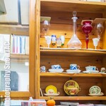 霧島蕎麦處 かわぐち - 赤いグラスのある食器棚